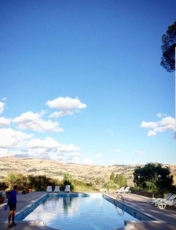 UNa veduta del giardino e della piscina di Villa Rainò a Gangi, Palermo