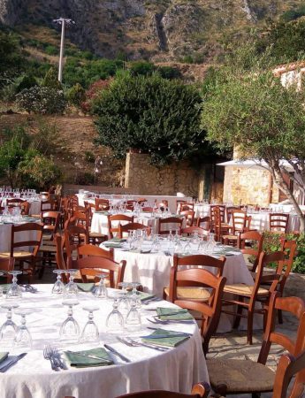 In questa foto l'allestimento di un matrimonio country chic alla Masseria La Chiusa