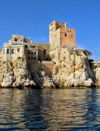 In questa foto il Castello di Solanto visto dal mare