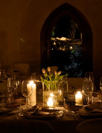 In questa immagine un ricevimento nuziale organizzato nelle sale del castello di San Nicola