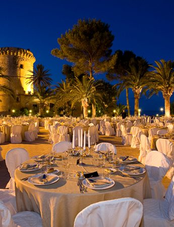 In questa foto un ricevimento nuziale serale al Castello di San Nicola