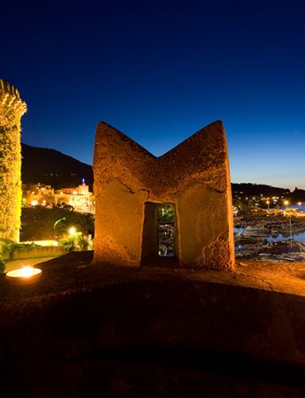 In questa foto una visione dall'alto del Castello di San Nicola durante una sera d'estate