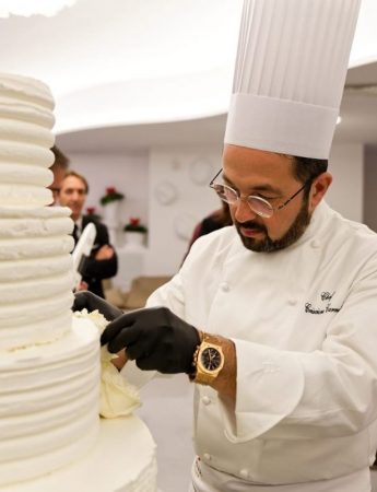 In questa foto lo chef che decora la torta