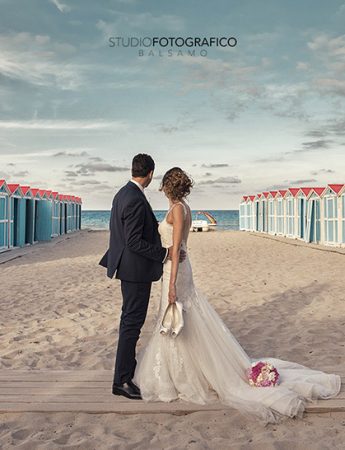 In questa foto una coppia di sposi sulla spiaggia di Mondello, in un servizio dello Studio Fotografico Balsamo