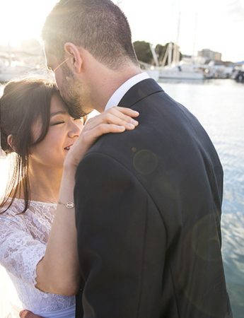 Lo sposo bacia in fronte la sua sposa: una foto spontanea