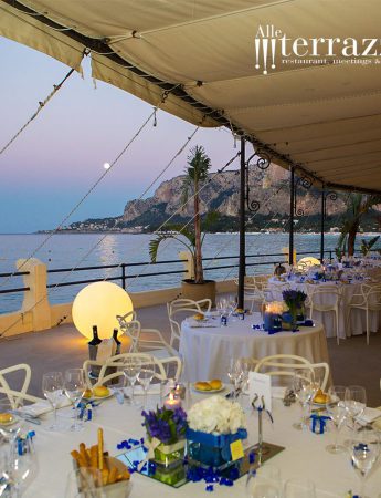 Ricevimento vista mare, con una mise en place in bianco e blu