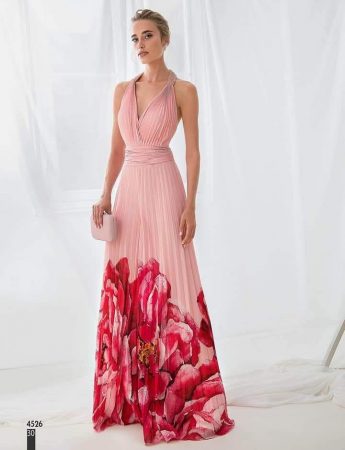 Un abito elegante lungo, rosa e red coral