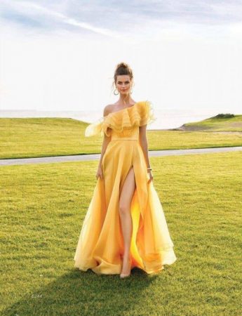 Un abito elegante, molto giovanile, di colore giallo
