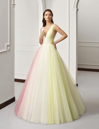 In questa foto un abito da sposa principessa in tulle multicolor giallo, bianco e rosa di Atelier Emè