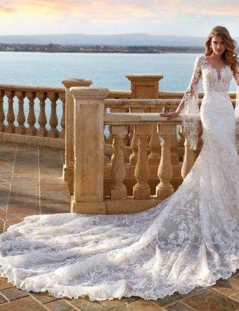 In questa foto un abito da sposa Palermo in pizzo e maniche svasate Colet Sposi