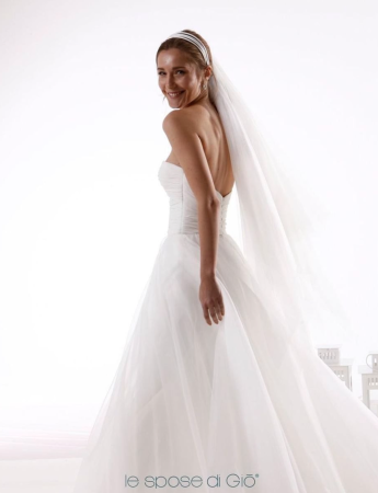 In questa foto un abito da sposa ampio in tulle Le Spose di Giò da Hermosa Le Spose