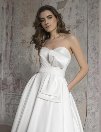 In questa foto un abito da sposa con scollo a cuore in mikado Milano Boutique Terrasini