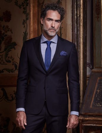 In questa foto un abito da uomo elegante blu di Bucalo a Palermo