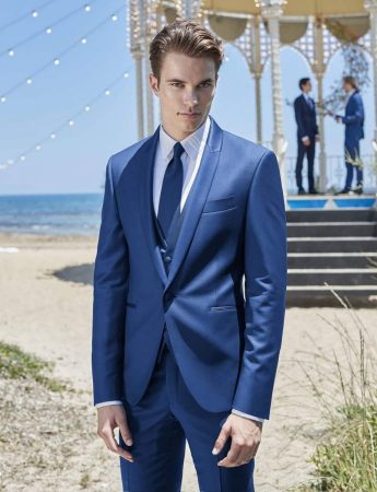 In questa foto un abito da sposo classico blu con cravatta