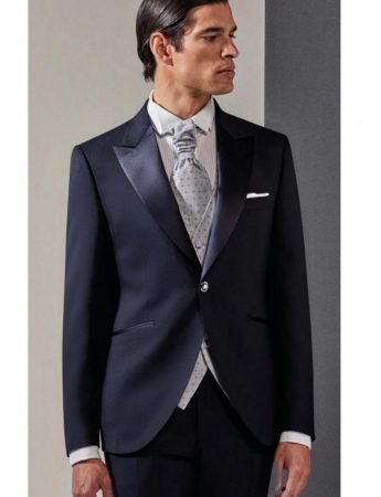 Toni del blu sempre di moda per questo abito da sposo disponibileda M&m Cerimonia Uomo