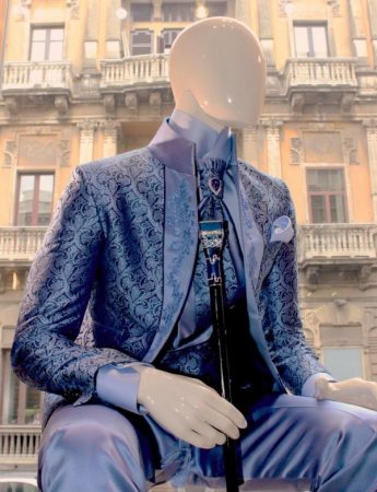 Un elegante completo da sposo damascato che riprende particolari toni di blu disponibile da Sposo Trend