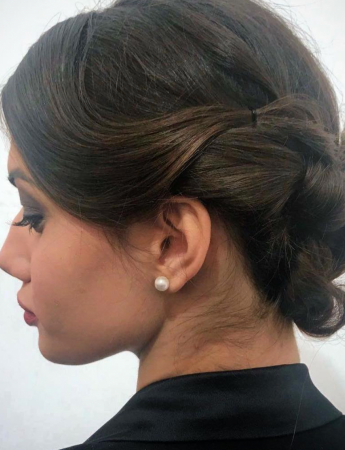 In questa foto un'acconciatura da sposa con capelli raccolti