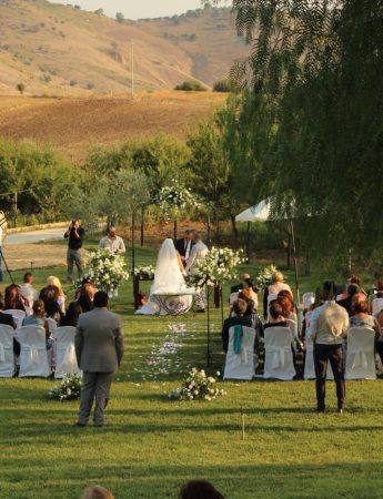 Un matrimonio celebrato all'aperto nel giardino di Colle San Mauro