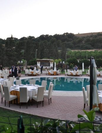 In questa foto la zona piscina di Tenuta Bellaprima