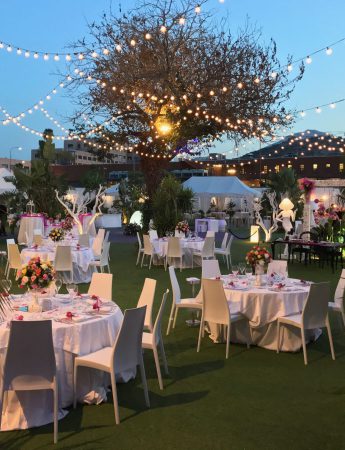 In questa foto un ricevimento all'aperto nel giardino di Casale San Lorenzo