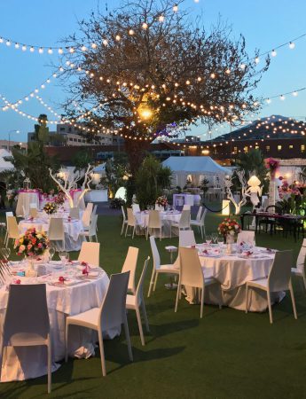 In questa foto un ricevimento all'aperto nel giardino di Casale San Lorenzo