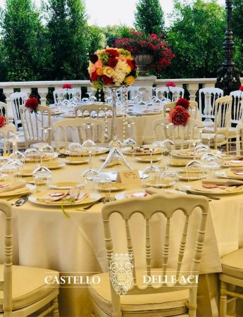 In questa foto un elegante mise en place al Castello delle Aci