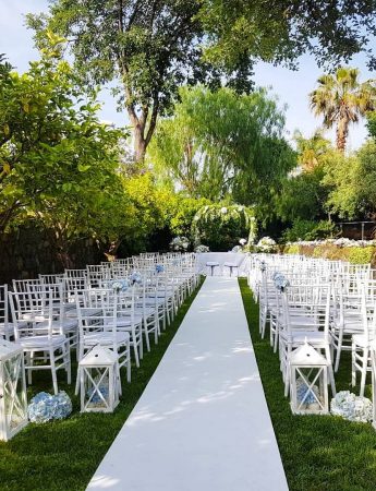 In questa immagine una cerimonia organizzata sul giardino di Lunario, dimora storica per matrimoni a Catania