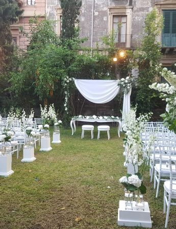 In questa foto un allestimento di un matrimonio all'aperto nel giardino di Palazzo Manganelli