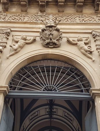 In questa foto il maestoso ingresso di palazzo Manganelli, una delle più belle dimore storiche per matrimoni a Catania