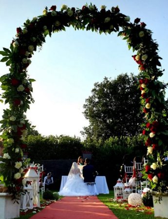 In questa immagine un allestimento per cerimonia nel giardino di Villa Casale Bongiardo