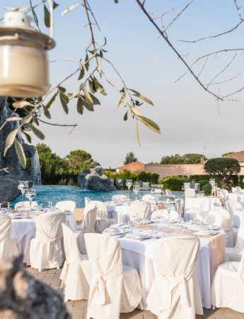 In questa foto un ricevimento di nozze organizzato a bordo piscina a Villa Casale Bongiardo