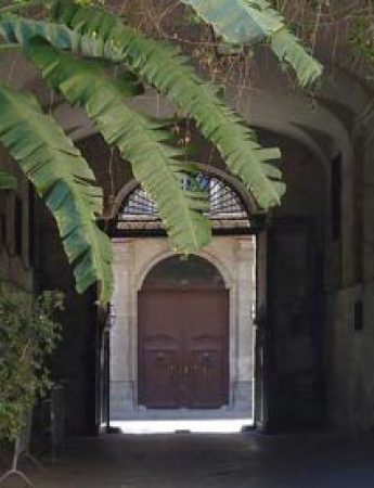 In questa foto l'ingresso di Palazzo Ajutamicristo a Palermo