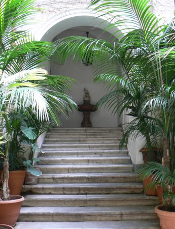 In questa foto la scalinata di ingresso di Palazzo Alliata di Pietratagliata a Palermo