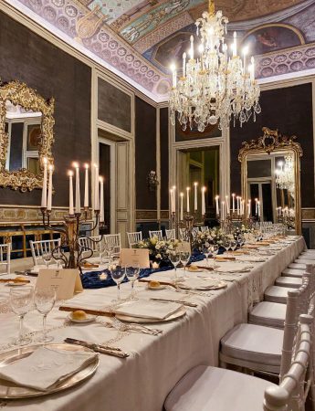 In questa foto una mise en place su tavolo imperiale in un salone di Palazzo Artale Tumminello a Palermo