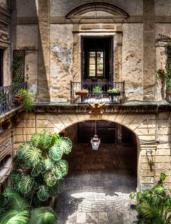 In questa foto l'ingresso sul cortile di Palazzo Conte Federico a Palermo