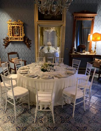 In questa foto l'allestimento di un matrimonio con tavoli rotondi e imperiali a Palazzo Francavilla a Palermo