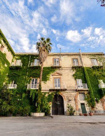 In questa foto il cortile e l'ingresso di Palazzo de Gregorio a Palermo