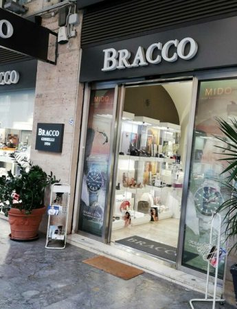 In questa immagine la vetrina della gioielleria Bracco nel centro di Palermo