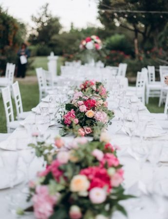 In questa foto l'allestimento floreale di un tavolo matrimonio nei toni del rosa