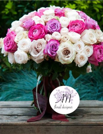In questa foto un bouquet da sposa fuxia, rosa e bianco