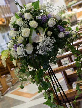 In questa foto un cesto floreale per un matrimonio all'ingresso della chiesa