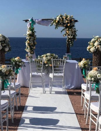 In questa foto l'allestimento floreale per una cerimonia civile a mare realizzato da Vitalflora