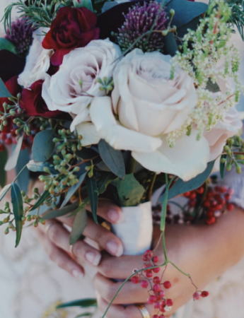 In questa foto un bouquet campestre con colori a contrasto di Piante e Fiori D'Agostino