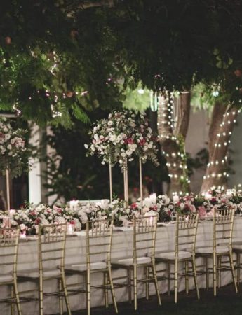 In questa foto le decorazioni floreali di un tavolo matrimonio imperiale