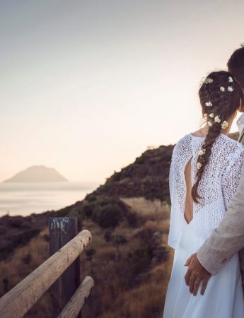 Foto di una coppia di sposi al tramonto