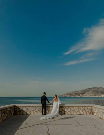 Una coppia di sposi in una terrazza sul mare