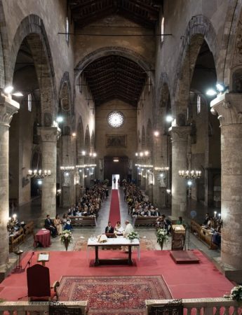 Foto della navata di una chiesa durante una cerimonia nuziale