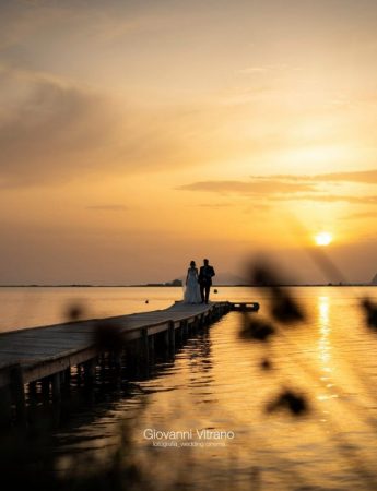 Foto in riva al mare al tramonto, fra giochi di luce e colori