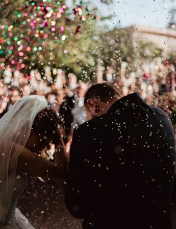 Foto degli sposi all'uscita della chiesa