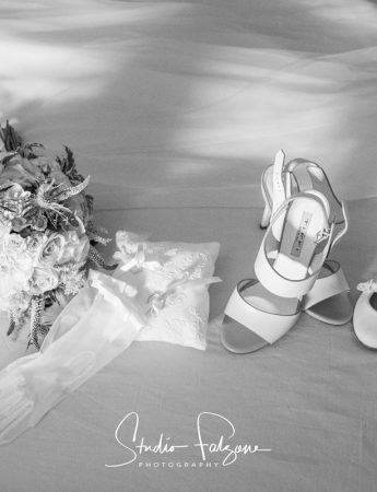 In questa foto scarpe e bouquet della sposa e le scarpine di una damigella